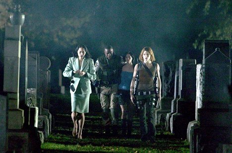 Sandrine Holt, Razaaq Adoti, Sienna Guillory, Milla Jovovich - Resident Evil 2: Apocalipsis - De la película