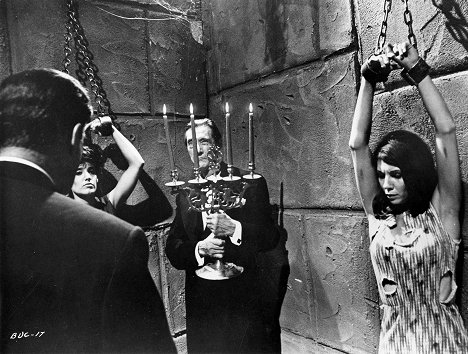 Vicki Volante, John Carradine - Sangre en el castillo de Drácula - De la película