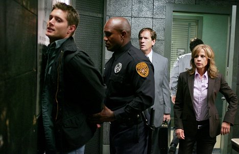 Jensen Ackles, Andy Stahl, Linda Blair - Supernatural - Die üblichen Verdächtigen - Filmfotos