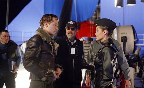 Jude Law, Jon Avnet, Angelina Jolie - Sky Captain y el mundo del mañana - Del rodaje