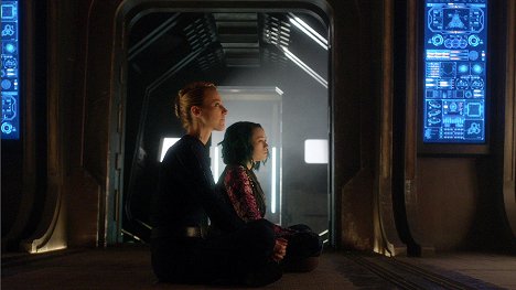 Zoie Palmer, Jodelle Ferland - Dark Matter - Episode 2 - Photos