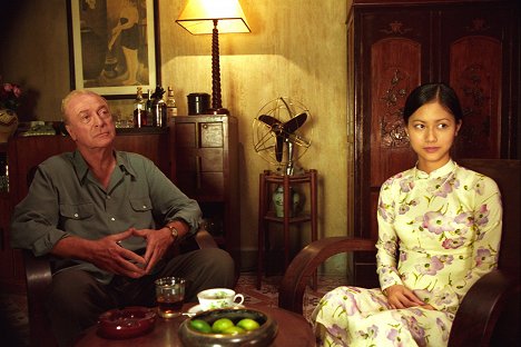 Michael Caine, Thi Hai Yen Do - El americano impasible - De la película