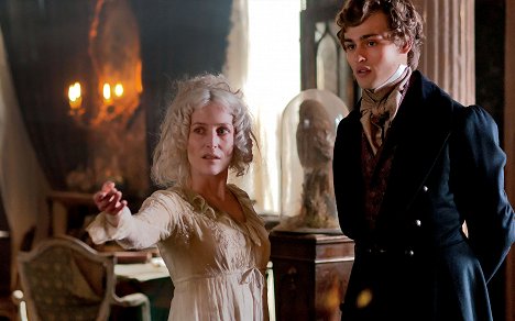 Gillian Anderson, Douglas Booth - Charles Dickens' Große Erwartungen - Filmfotos
