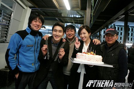 Myeong-joon Kim, Siwon, Ji-ah Lee - Atena : jeonjaengui yeosin - Vitrinfotók