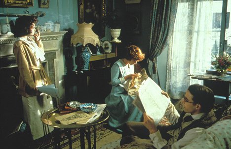 Helena Bonham Carter, Emma Thompson, Adrian Ross Magenty - Szellem a házban - Filmfotók