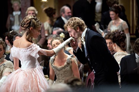 Cara Delevingne, Aaron Taylor-Johnson - Anna Karenina - Filmfotos