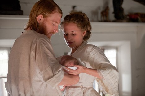 Domhnall Gleeson, Alicia Vikander - Anna Karenine - Film