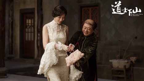 Chiling Lin, Wei Fan - Monk Comes Down the Mountain - Lobbykarten