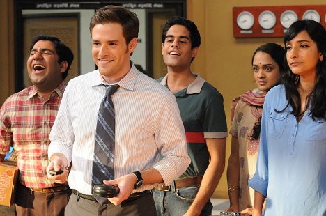 Parvesh Cheena, Ben Rappaport, Sacha Dhawan, Anisha Nagarajan, Rebecca Hazlewood - Outsourced - Sari Charlie - Van film