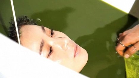 Yeong-hee Seo - Madonna - Z natáčení