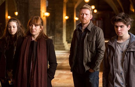 Lucy Carless, Katherine Parkinson, Tom Goodman-Hill, Theo Stevenson - Humans - Episode 8 - Photos