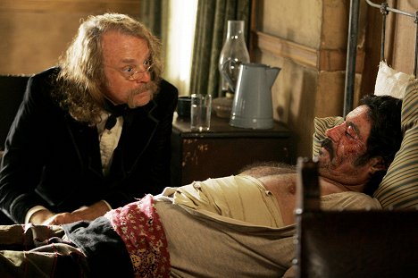 Brad Dourif, Ian McShane - Deadwood - Complications - Filmfotók