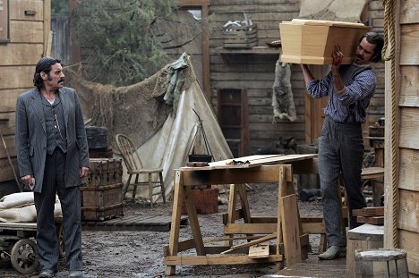 Ian McShane, Timothy Olyphant - Deadwood - Beerdigung - Filmfotos
