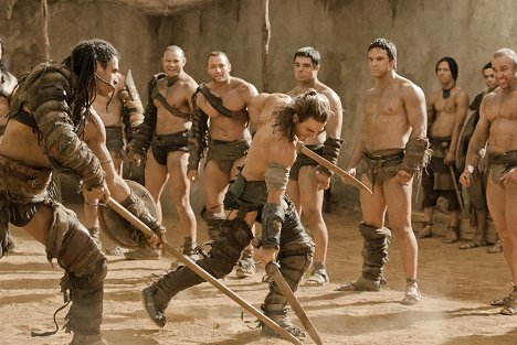Dustin Clare - Spartacus: Gods of the Arena - Photos