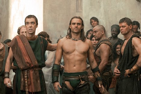 John Hannah, Dustin Clare - Spartacus: Gods of the Arena - Filmfotos