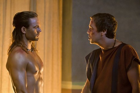 Dustin Clare, John Hannah - Spartacus: Gods of the Arena - Filmfotos