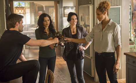 Mädchen Amick, Jenna Dewan - Witches of East End - When a Mandragora Loves a Woman - Photos