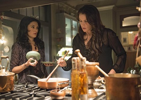 Mädchen Amick, Julia Ormond - Witches of East End - When a Mandragora Loves a Woman - Z filmu