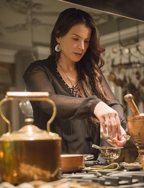 Julia Ormond - Witches of East End - When a Mandragora Loves a Woman - Photos