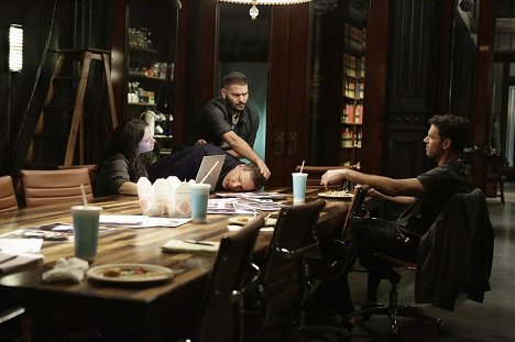 Katie Lowes, Guillermo Díaz, Scott Foley - Scandal - Where's the Black Lady? - Photos