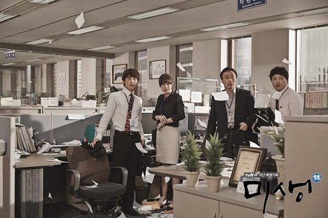 Siwan, So-ra Kang, Seong-min Lee, Dae-myeong Kim - Misaeng: Incomplete Life - Lobbykarten