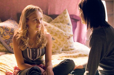 Britt Robertson, Shiri Appleby - Life Unexpected - Photos