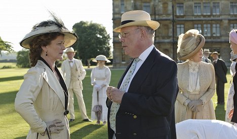 Samantha Bond, Julian Fellowes - Downton Abbey: Behind the Drama - Film
