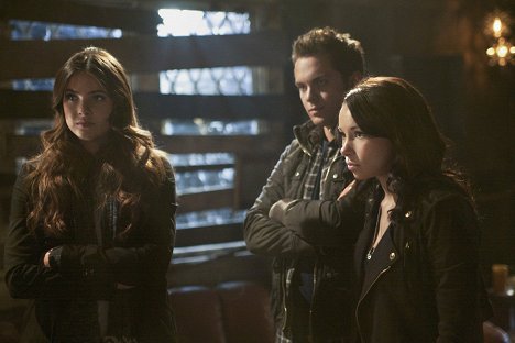 Shelley Hennig, Thomas Dekker, Jessica Parker Kennedy - The Secret Circle - Family - Van film