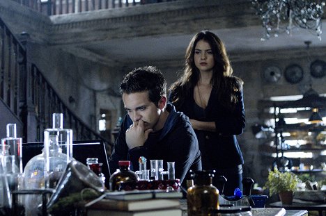 Thomas Dekker, Shelley Hennig - The Secret Circle - Darkness - Photos