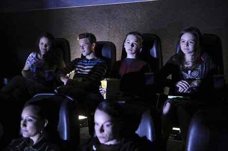 Madison Pettis, Gavin MacIntosh, Hayden Byerly, Izabela Vidovic - Fosterovi - Denní světlo - Z filmu