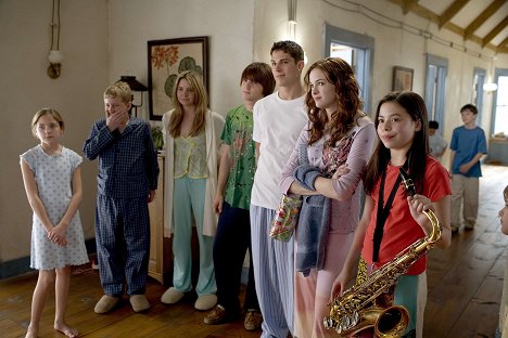 Haley Ramm, Dean Collins, Katija Pevec, Drake Bell, Sean Faris, Danielle Panabaker, Miranda Cosgrove - Yours, Mine and Ours - Photos