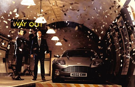 Pierce Brosnan, John Cleese - James Bond: Halj meg máskor - Filmfotók