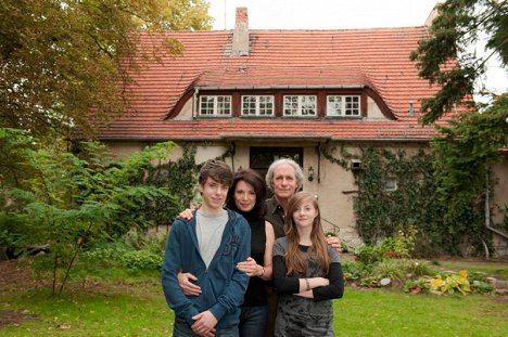 Ben Unterkofler, Iris Berben, August Zirner, Paula Kroh - Meine Familie bringt mich um - Werbefoto