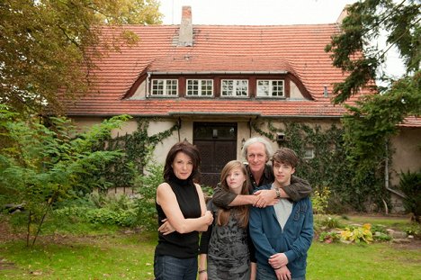 Iris Berben, Paula Kroh, August Zirner, Ben Unterkofler - Meine Familie bringt mich um - Werbefoto