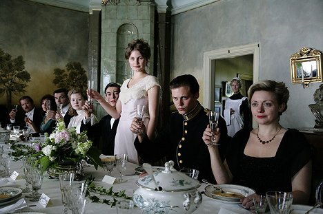 Jonathan Chedeville, Iben M. Akerlie, Bill Skarsgård, Hilde Louise Asbjørnsen - Victoria - Film