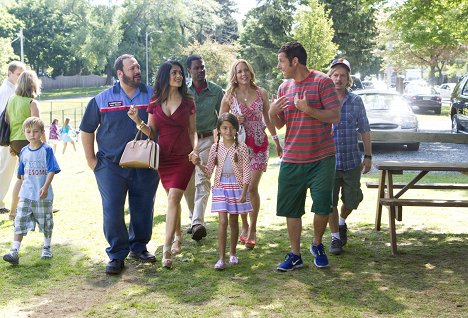 Kevin James, Salma Hayek, Chris Rock, Alexys Nycole Sanchez, Maria Bello, Adam Sandler, David Spade - Copains pour toujours 2 - Film