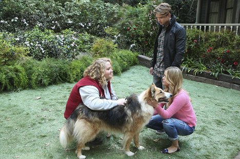 Danielle Macdonald, Drew Van Acker, Sasha Pieterse - Pretty Little Liars - Whirly Girly - Photos