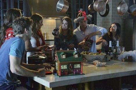 Shay Mitchell, Lindsey Shaw, Ian Harding, Lucy Hale - Pretty Little Liars - Comment «A» a volé Noël - Film