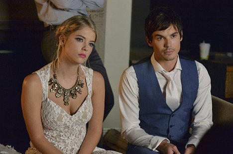 Ashley Benson, Tyler Blackburn - Pretty Little Liars - How the 'A' Stole Christmas - De la película