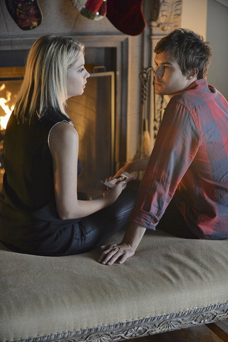 Ashley Benson, Tyler Blackburn - Pretty Little Liars - How the 'A' Stole Christmas - De la película