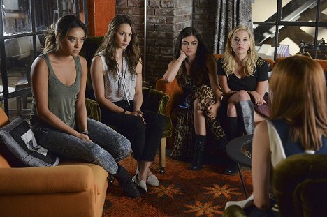 Shay Mitchell, Troian Bellisario, Lucy Hale, Ashley Benson - Pretty Little Liars - Oh What Hard Luck Stories They All Hand Me - De la película