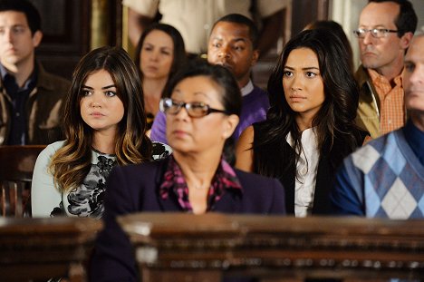 Lucy Hale, Shay Mitchell - Pretty Little Liars - The Melody Lingers On - De la película