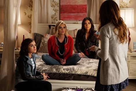 Lucy Hale, Ashley Benson, Shay Mitchell - Pretty Little Liars - O Brother, Where Art Thou - Photos