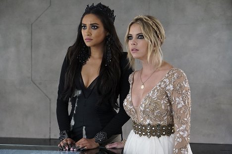 Shay Mitchell, Ashley Benson - Pretty Little Liars - Game Over, Charles - Photos