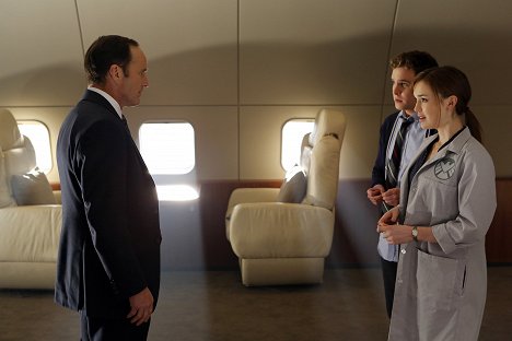 Clark Gregg, Iain De Caestecker, Elizabeth Henstridge - Agenti S.H.I.E.L.D. - Nový svět - Z filmu