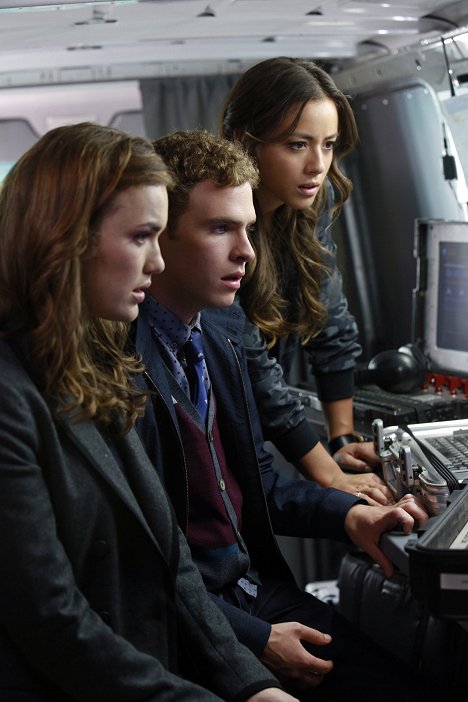 Elizabeth Henstridge, Iain De Caestecker, Chloe Bennet - Agenti S.H.I.E.L.D. - Kdo se dívá - Z filmu