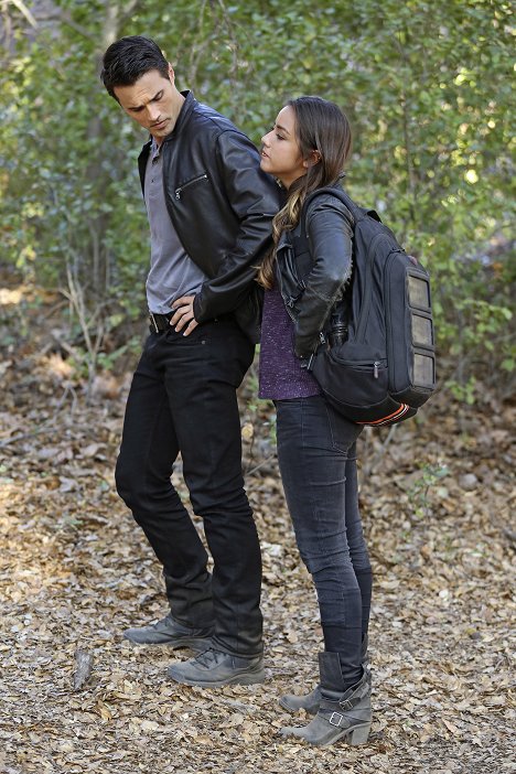 Brett Dalton, Chloe Bennet - Agents of S.H.I.E.L.D. - FZZT - Photos