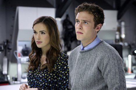 Elizabeth Henstridge, Iain De Caestecker - Agents of S.H.I.E.L.D. - The Well - Van film