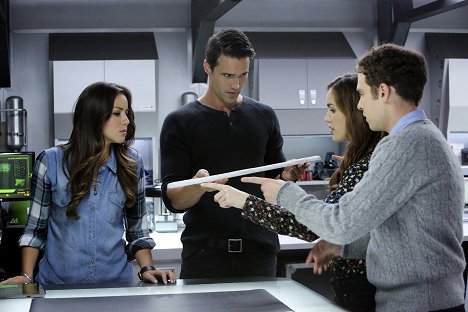 Chloe Bennet, Brett Dalton, Elizabeth Henstridge, Iain De Caestecker - Agenci T.A.R.C.Z.Y. - Studnia - Z filmu