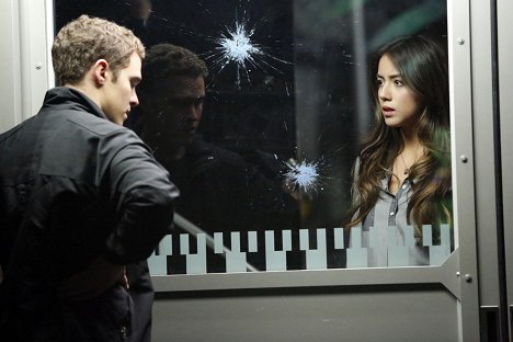 Iain De Caestecker, Chloe Bennet - Agents of S.H.I.E.L.D. - Turn, Turn, Turn - Photos